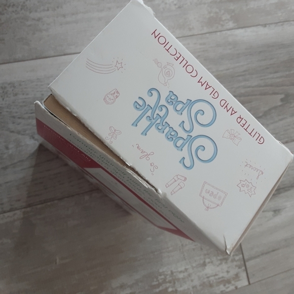 Sparkle Spa Glitter & Glam Book Set 8 Books - Picture 5 of 5